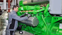 Ein ausgebildeter Servicemitarbeiter von Energas prüft eine Jenbacher BHKW-Anlage