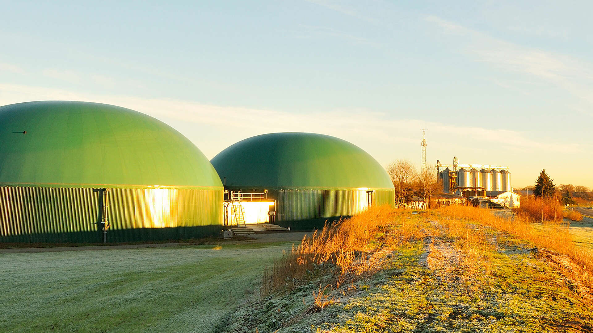 Biogas erdgas: Biogasanlage bei Sonnenuntergang
